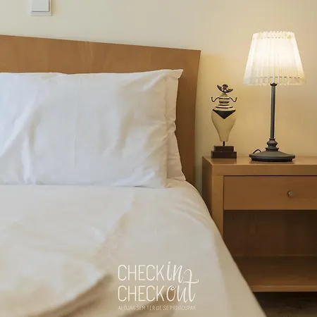 Checkincheckout - City Center Beach Flat Апартаменти Портіман
